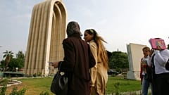 طالبات عراقيات أمام جامعة بغداد، العراق، الأحد 26 تشرين الأول/أكتوبر 2008.