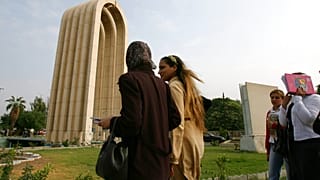 طالبات عراقيات أمام جامعة بغداد، العراق، الأحد 26 تشرين الأول/أكتوبر 2008.