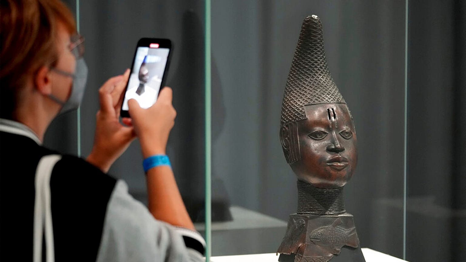 Une œuvre issue du Royaume du Bénin, photographiée au Humboldt Forum, Berlin, le 15 septembre 2022