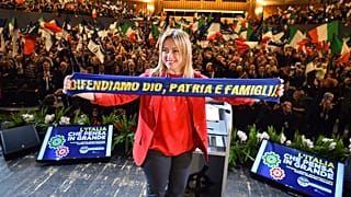 Megvédjük az istent, a hazát és a családot - Meloni egy 2019-es pártgyűlésen