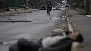 جنازه یک قربانی در شهر بوچای اوکراین که پیش تر به اشغال نظامیان روسیه درآمده بود