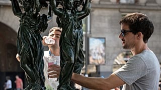 Les fontaines Wallace sont ornées de quatre cariatides représentant une allégorie : la simplicité, la bonté, la sobriété et la charité.