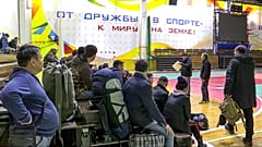Sportcsarnokból átalakított sorozóközpontban várakoznak az újoncok Jakutszkföldön, az orosz Távol-Keleten