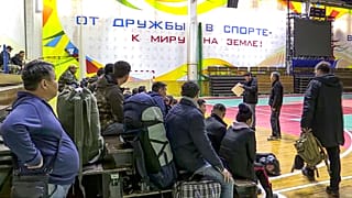 Sportcsarnokból átalakított sorozóközpontban várakoznak az újoncok Jakutszkföldön, az orosz Távol-Keleten