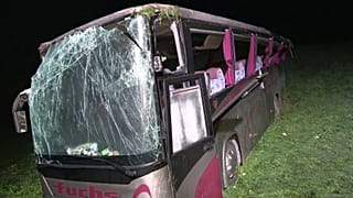 Автобус скатился с холма и упал возле пруда
