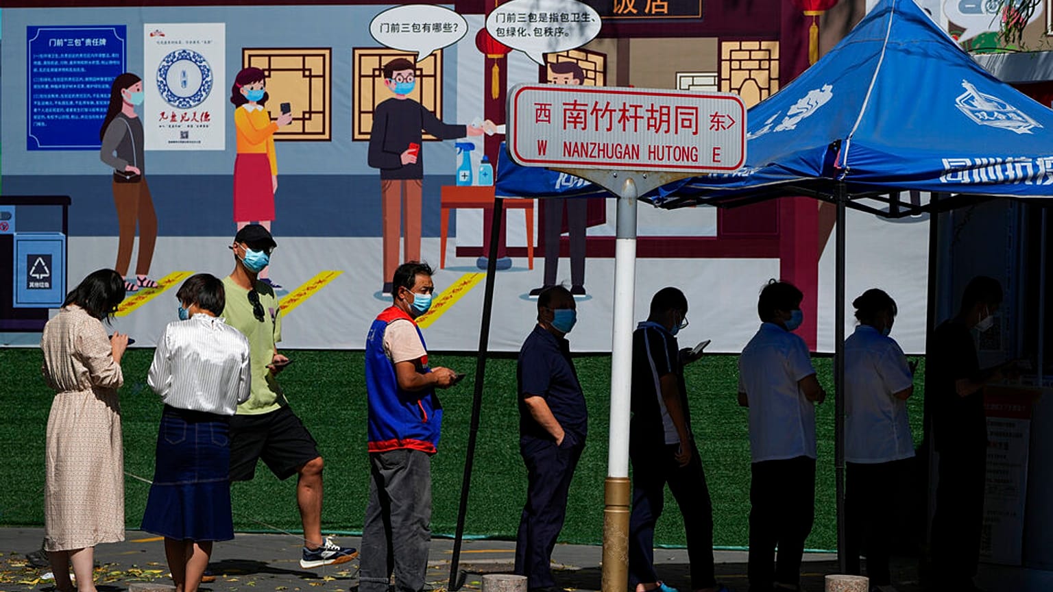 China verfolgt besonders strenge Hygieneregeln: Regelmäßige Tests sind Pflicht. Sars-CoV2 soll auf einem Markt in Wuhan auf den Menschen übergesprungen sein.
