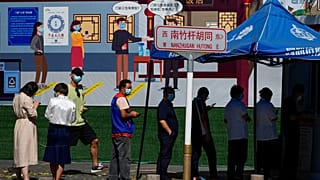 China verfolgt besonders strenge Hygieneregeln: Regelmäßige Tests sind Pflicht. Sars-CoV2 soll auf einem Markt in Wuhan auf den Menschen übergesprungen sein.