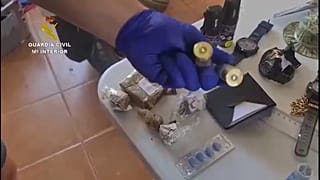La Guardia Civil española mostrando el hachís incautado en el sur de España, en una operación policial