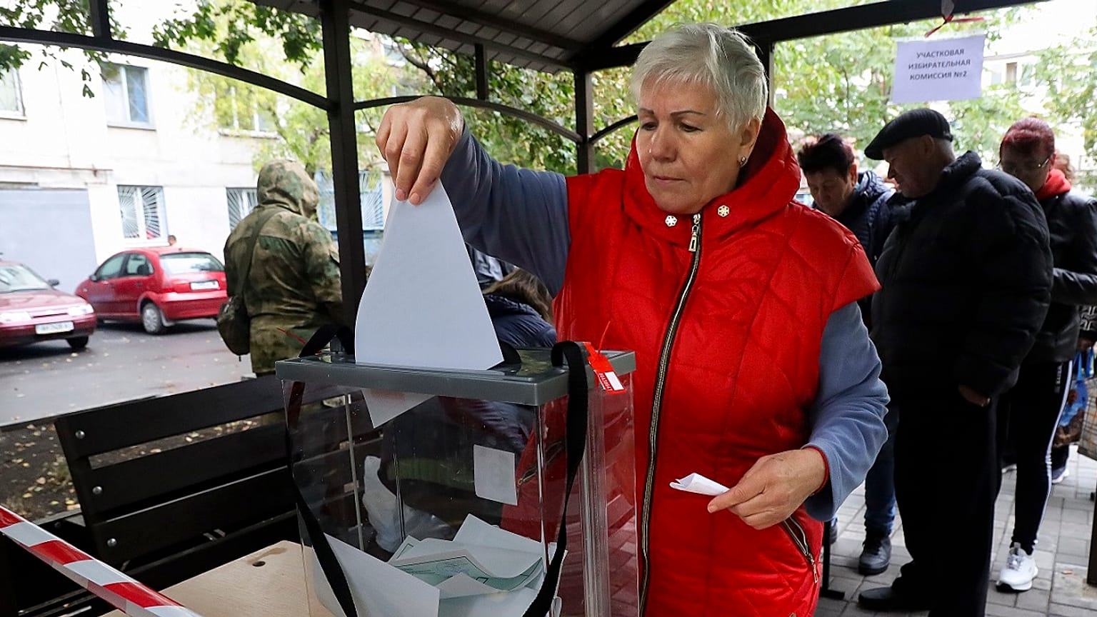 Eine Frau in Mariupol stimmt ab.