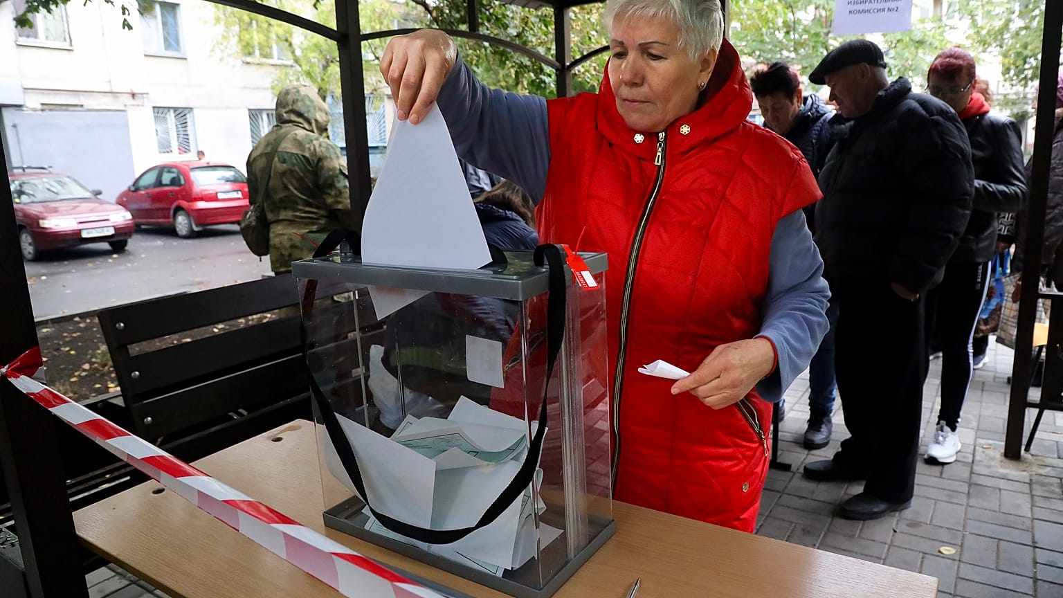 Una mujer vota durante un referéndum en un colegio electoral móvil en Mariupol, República Popular de Donetsk, controlada por los separatistas respaldados por Rusia