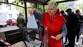 Eine Frau in Mariupol stimmt ab.