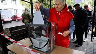 Una mujer vota durante un referéndum en un colegio electoral móvil en Mariupol, República Popular de Donetsk, controlada por los separatistas respaldados por Rusia