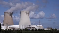 Deux des quatre réacteurs nucléaires de la centrale de Doel, située dans le port d'Anvers, en Belgique, le 19 septembre 2022 