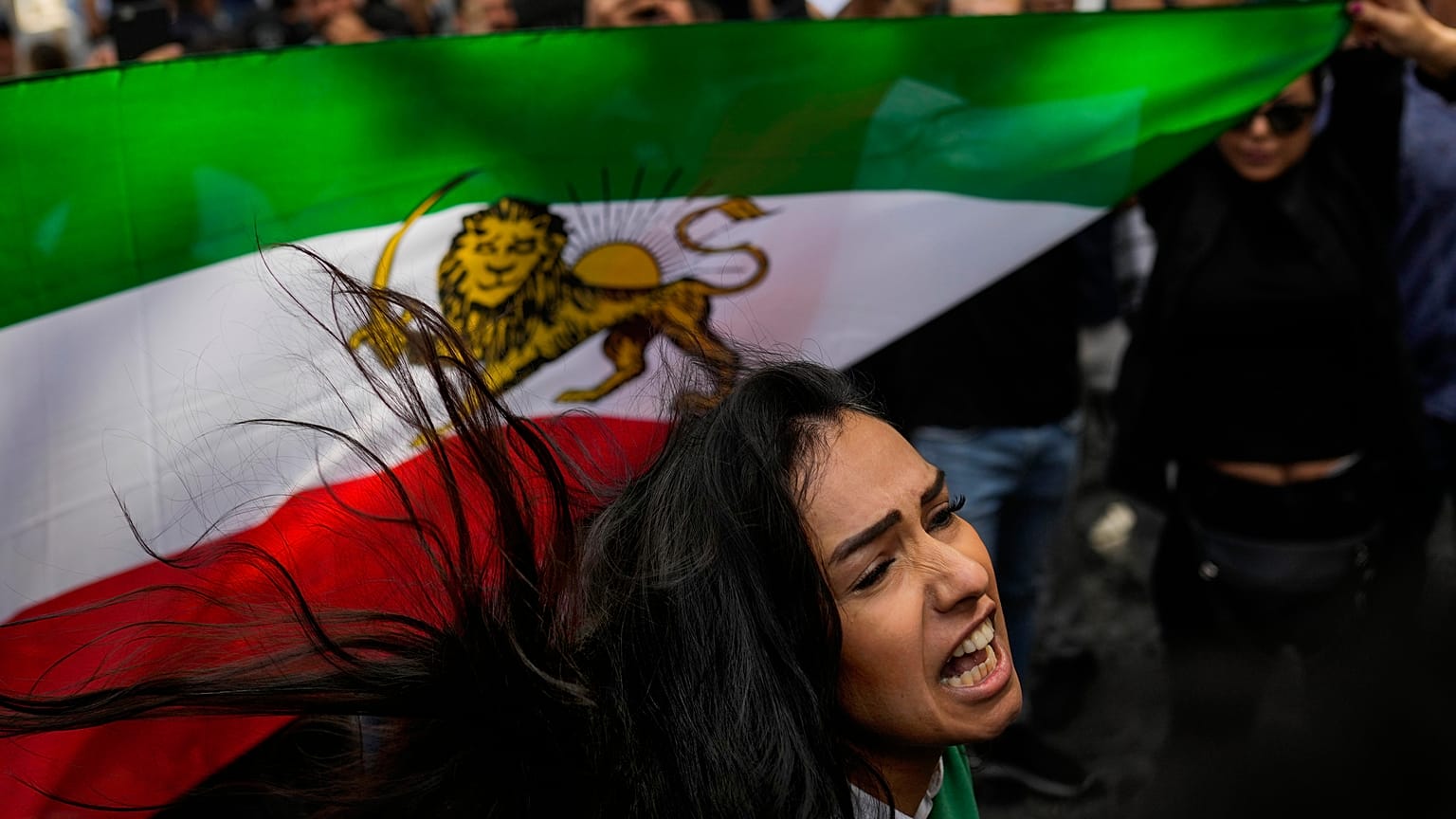خلال احتجاج أمام القنصلية الإيرانية في إسطنبول بعد وفاة أميني