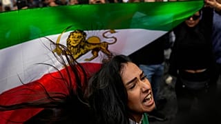 خلال احتجاج أمام القنصلية الإيرانية في إسطنبول بعد وفاة أميني