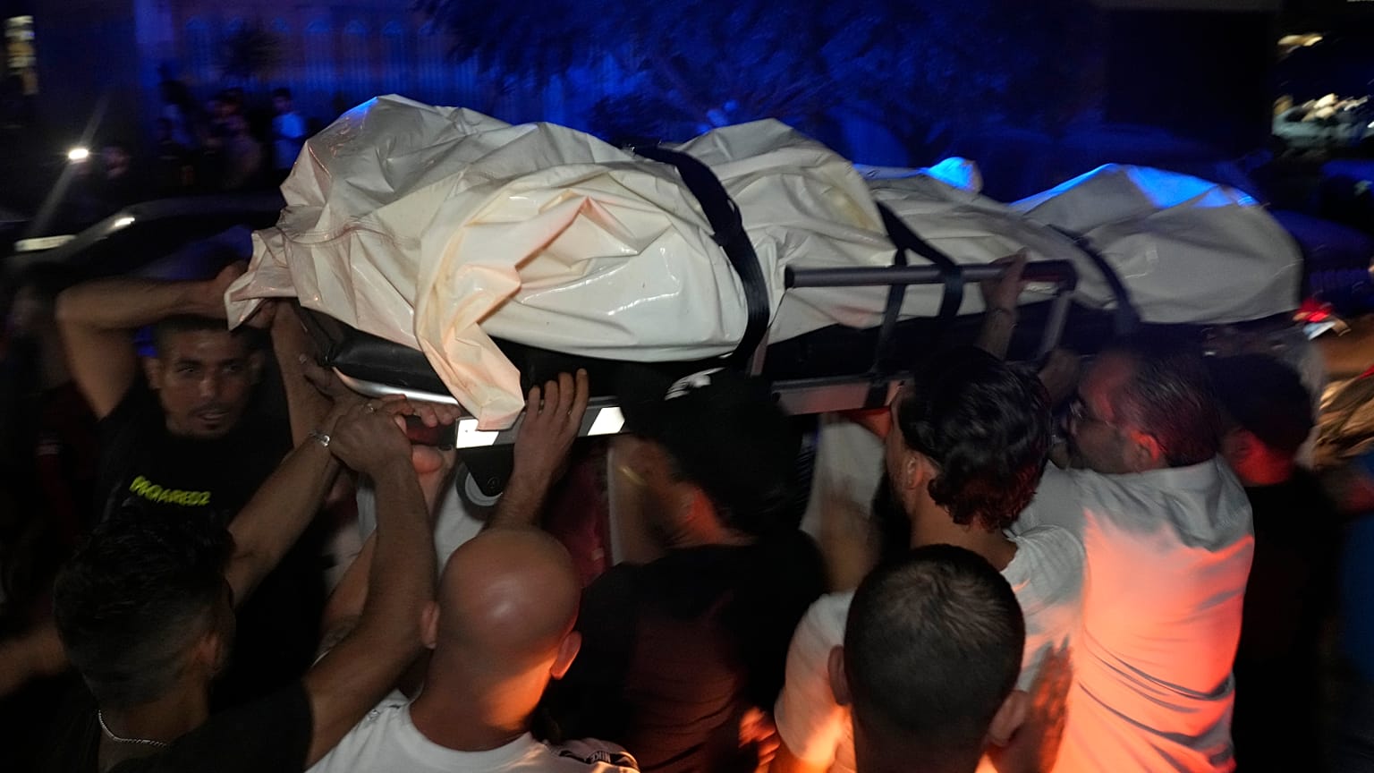 Una de las varias víctimas que se encontraban en una embarcación que transportaba migrantes desde el Líbano y que naufragó en aguas sirias, en Trípoli, norte del Líbano