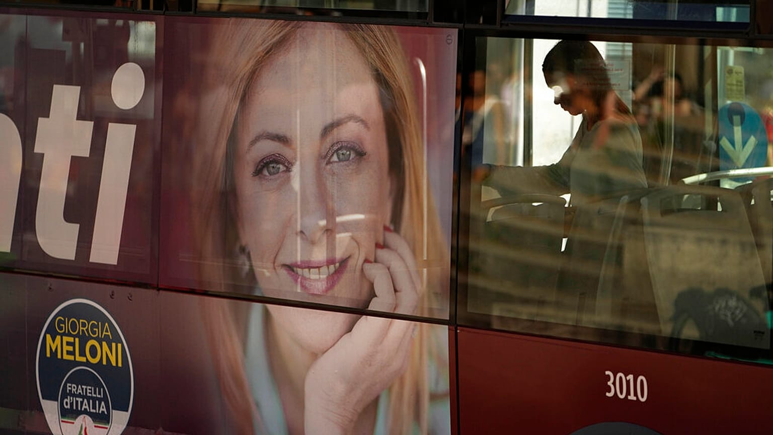 Bild von Giorgia Meloni auf einem Bus 