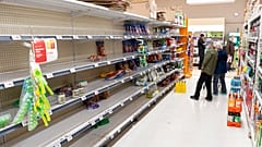 Hamsterkäufe vor dem Wirbelsturm: In diesem Supermarkt sind die Regale leer