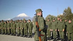 تسليم عشرات الشبان الذين انضموا مؤخرا للقتال السلاح