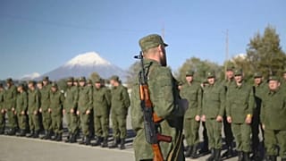 تسليم عشرات الشبان الذين انضموا مؤخرا للقتال السلاح