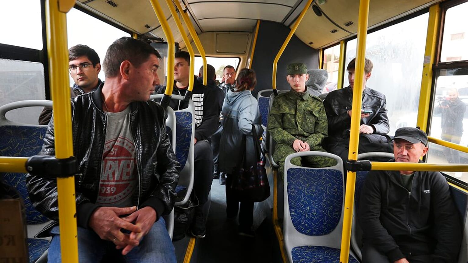Des recrues des forces armées russes en bus dans un centre militaire à Volgograd, le 24 septembre 2022. 
