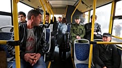 Des recrues des forces armées russes en bus dans un centre militaire à Volgograd, le 24 septembre 2022. 