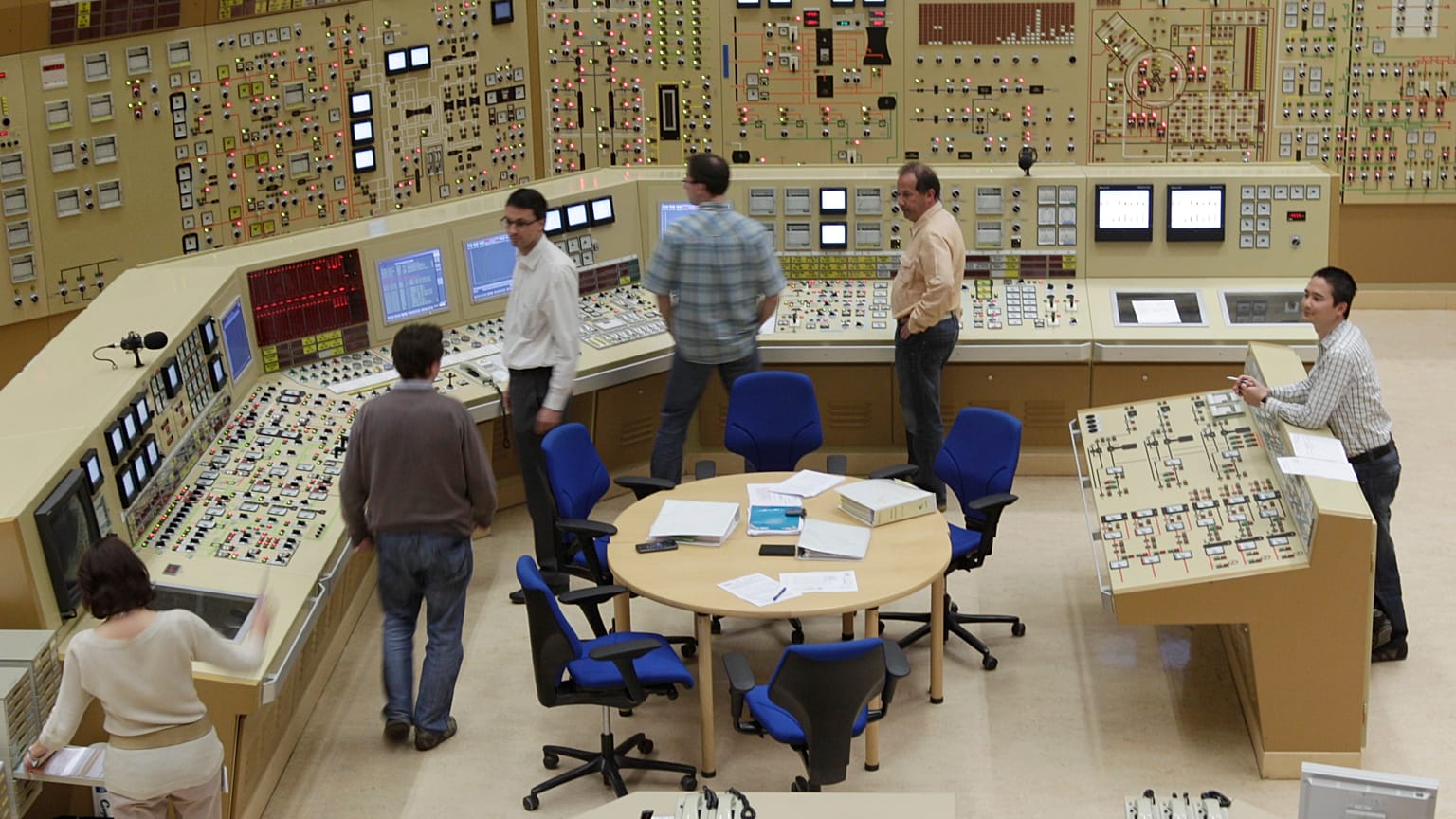 Operátorok ellenőrzik az adatokat a Brüsszeltől délkeletre fekvő Tihange atomerőmű szimulációs vezérlőtermében 2011. március 16-án,