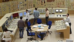 Operátorok ellenőrzik az adatokat a Brüsszeltől délkeletre fekvő Tihange atomerőmű szimulációs vezérlőtermében 2011. március 16-án,