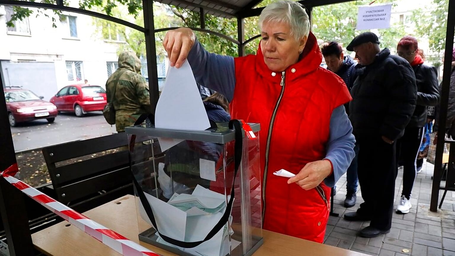 Mariupol'de kurulan gezici sandıkta Rusya'ya katılım referandumu için oy kullananlar