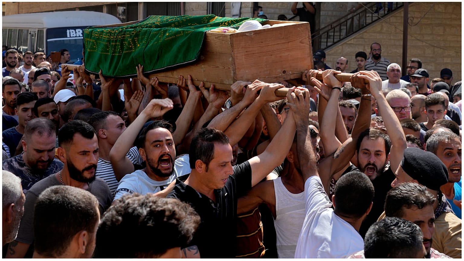 فلسطينيون في مخيم نهر البارد شمال لبنان يشيعون أحد الضحايا الذي كان على متن قارب المهاجرين 24/09/2022