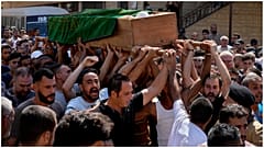 فلسطينيون في مخيم نهر البارد شمال لبنان يشيعون أحد الضحايا الذي كان على متن قارب المهاجرين 24/09/2022