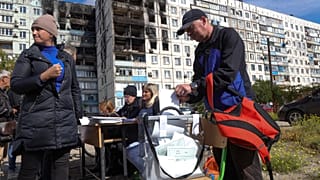 Bureau de vote mobile à Marioupol, dans la République populaire de Donetsk, contrôlée par les séparatistes prorusses, le samedi 24 septembre 2022.
