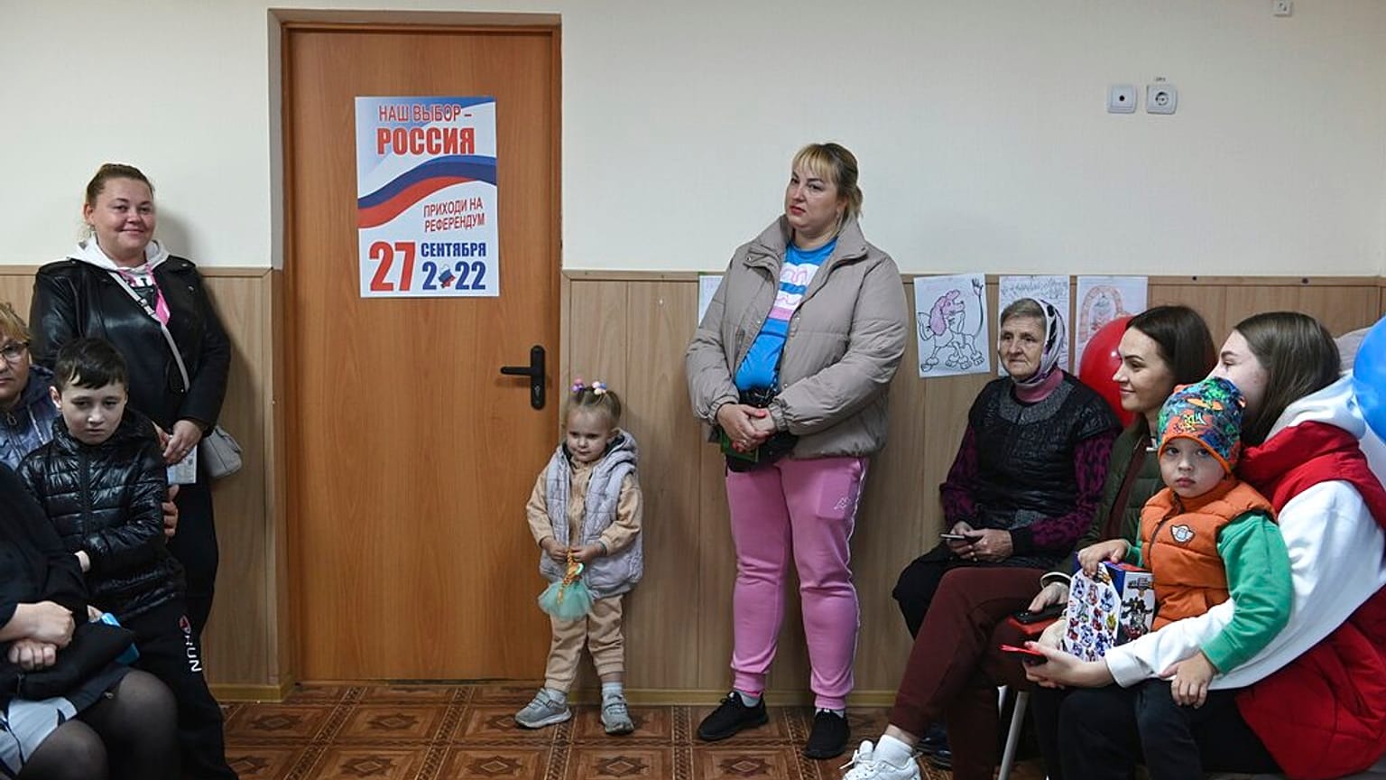 Ουκρανοί περιμένουν να ψηφίσουν 