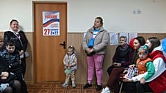 Ουκρανοί περιμένουν να ψηφίσουν 