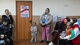 Ουκρανοί περιμένουν να ψηφίσουν 
