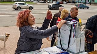 Átlátszó urnákban gyűlnek a szavazatok Luhanszkban