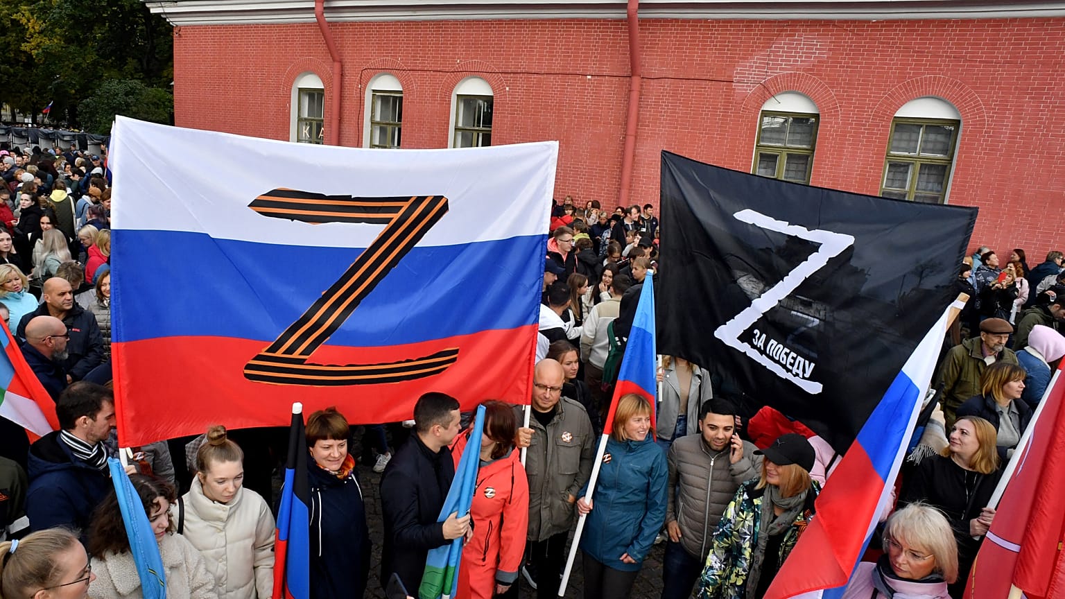 Personas en fila para votar en Lugansk, República Popular controlada por los separatistas apoyados por Rusia