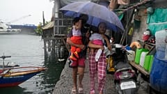 In Tondo nahe Manila bringen sich Menschen vor dem Eintreffen ds Taifuns in Sicherheit.