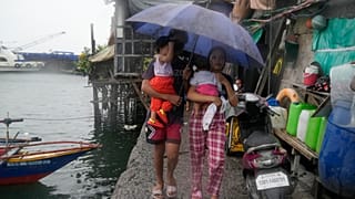 In Tondo nahe Manila bringen sich Menschen vor dem Eintreffen ds Taifuns in Sicherheit.