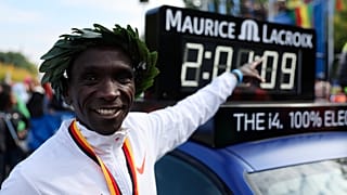 Eliud Kipchoge a világrekordját jelző óra előtt