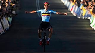 Remco Evenepoel chegou à meta isolado, em Wollongong, na Austrália