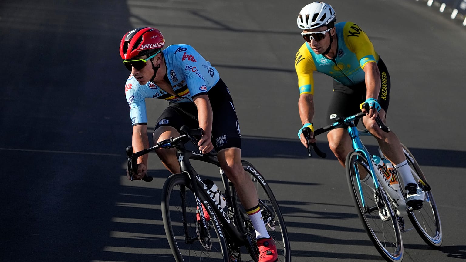 Remco Evenepoel és Alekszej Lucenko a versenyen