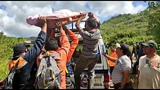 Los socorristas tras recuperar el cuerpo de una víctima