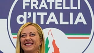 Giorgia Meloni parla ai media nella sede elettorale del suo partito a Roma, domenica 25 settembre 2022.