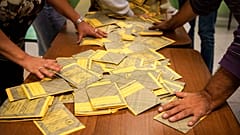 Stimmenauszählen in einem italienischen Wahllokal: Die Prognosen hatten allem Anschein nach Recht: Meloni und ihre Brüder Italiens sind stärkste Kraft.