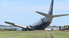 Eine Boeing 737 landet am Flughafen Montpellier in einem Teich