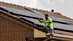 Solarpanele werden auf dem Dach installiert