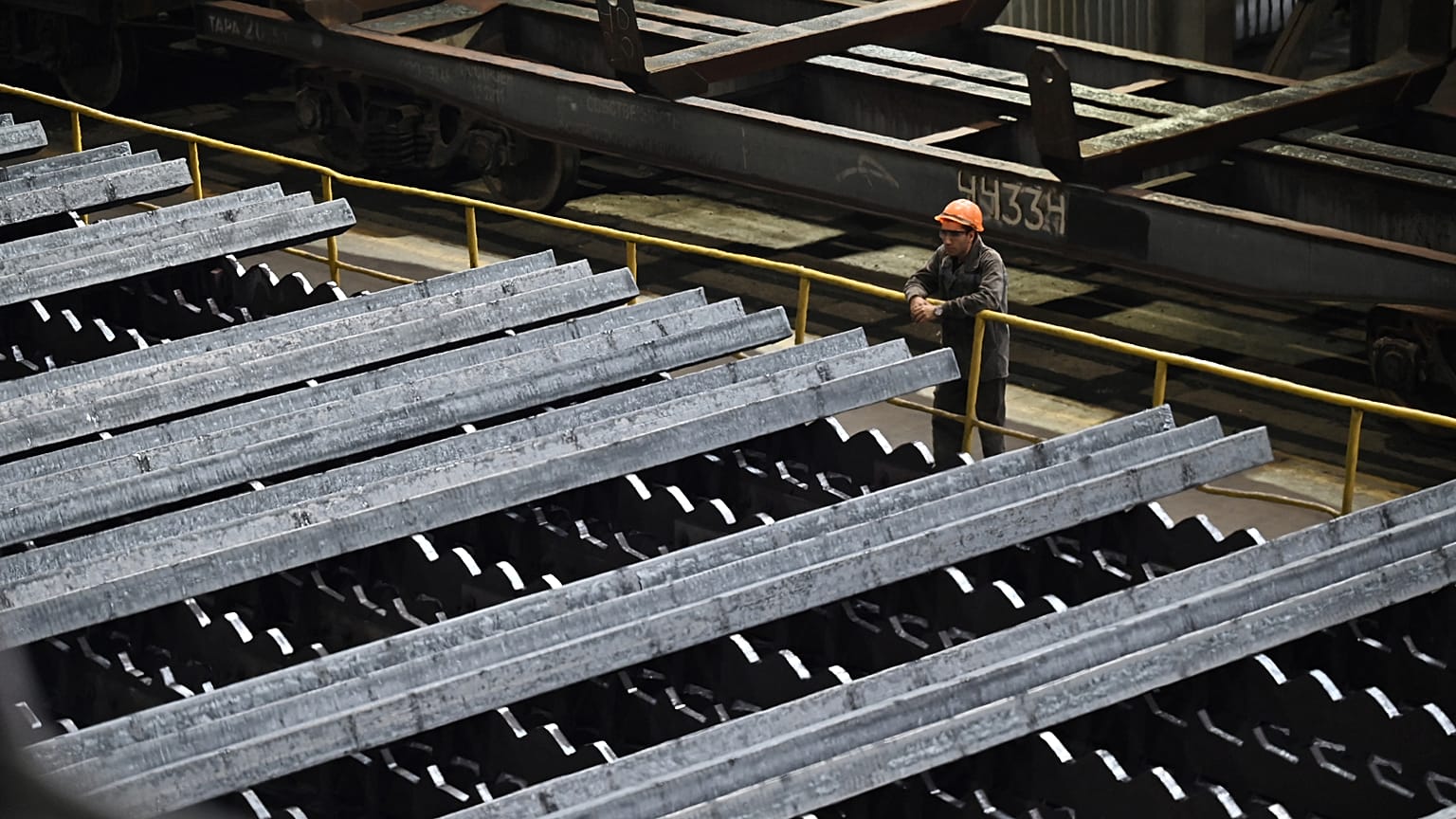 Рабочий на заводе ArcelorMittal в Кривом Роге