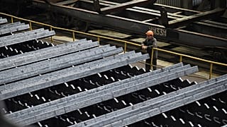 Рабочий на заводе ArcelorMittal в Кривом Роге
