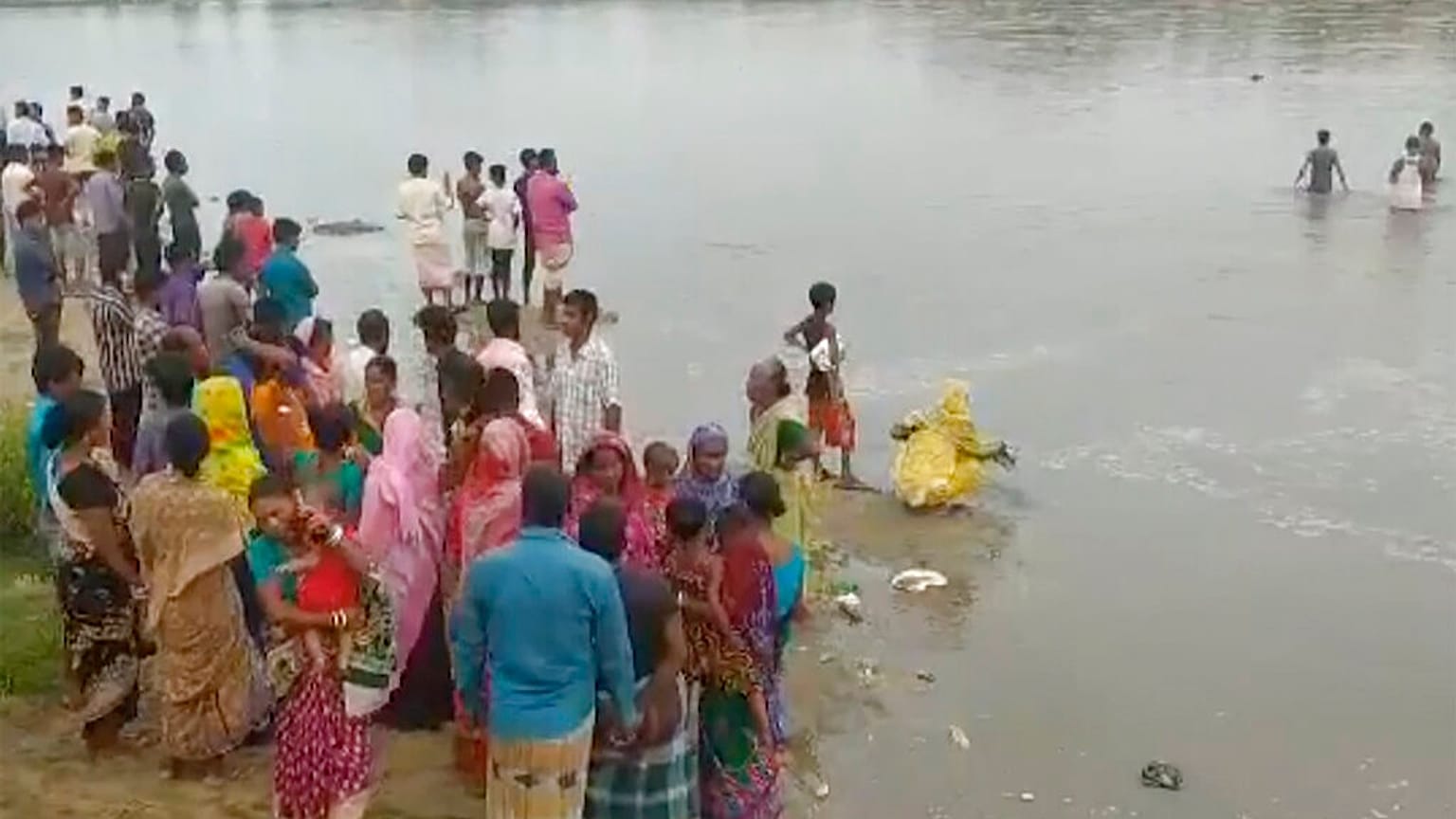 Bangladeş'te tapınağa gidenleri taşıyan teknenin batması sonucu en az 25 kişi öldü